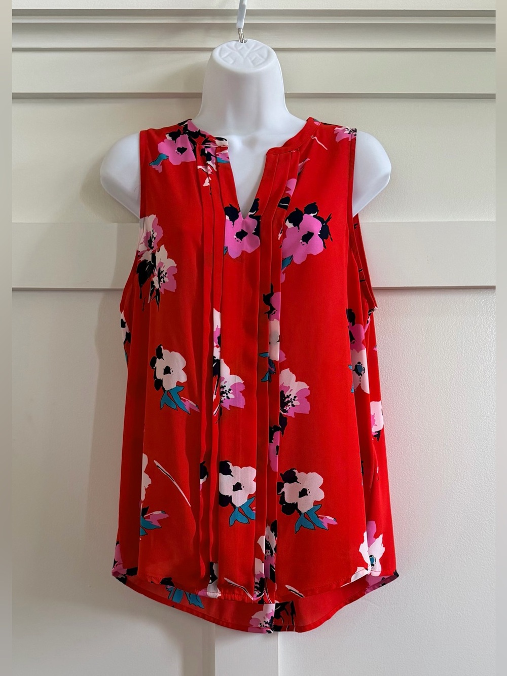 Market & Spruce Sleeveless Red Floral V-Neck Women's Top